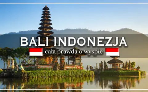 Bali, Indonezja: czy na Bali jest drogo? Cała prawda o wyspie. Piękna świątynia na wodzie, zieleń i góry w tle.