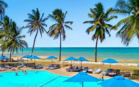 Rajskie wakacje na Kenii: basen, palmy i ocean. Idealne miejsce na wycieczki i relaks.