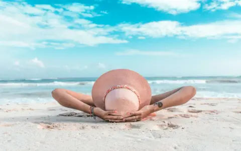 Relaks na plaży, idealny na gorące wyjazdy z Polski. Słońce, piasek i szum fal.