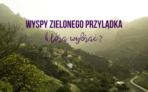 Wyspy Zielonego Przylądka, gdzie leżą? Malowniczy krajobraz górski z wioską na zboczu, porośnięty bujną zielenią.