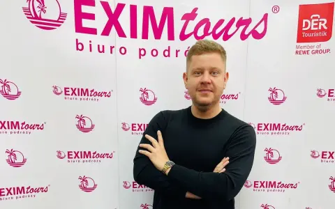 Mężczyzna na tle logo EXIM tours. Czy to zapowiedź bankructwa?