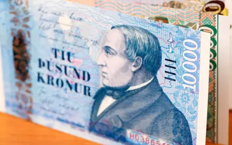 Islandzka waluta: banknot 10 000 koron z wizerunkiem mężczyzny w garniturze.