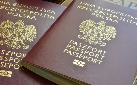 Dwa polskie paszporty z godłem orła. Dokumenty te należą do najsilniejszych paszportów na świecie, otwierając drzwi do wielu krajów.