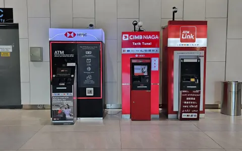 Cztery bankomaty: HSBC, CIMB NIAGA, ATM Link i jeden z napisem "mandiri" oferują wypłatę gotówki, czyli transakcje w indonezyjskiej walucie.