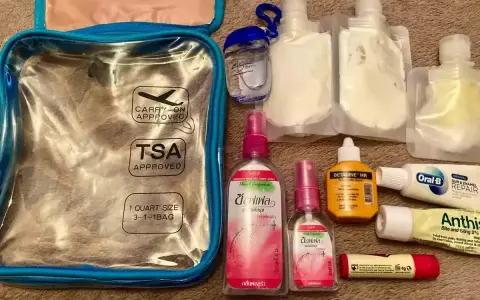 Przezroczysta kosmetyczka TSA z płynami i kosmetykami. Czy można przewozić dezodorant w bagażu rejestrowanym? Tak, w tym przypadku wszystko jest dozwolone.