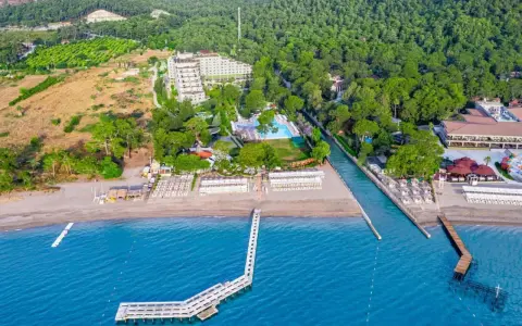 Widok z lotu ptaka na hotel z basenami i plażą w Kemer. Ma biche kemer by werde hotels to idealne miejsce na wakacje.