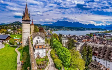 Widok na malownicze miasto Lucerna w Szwajcarii, z górami w tle i jeziorem.