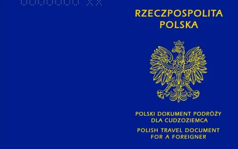 Polski paszport, dokument podróży dla cudzoziemca, z godłem Polski. Jego wysoki polski paszport ranking świadczy o bezpieczeństwie.