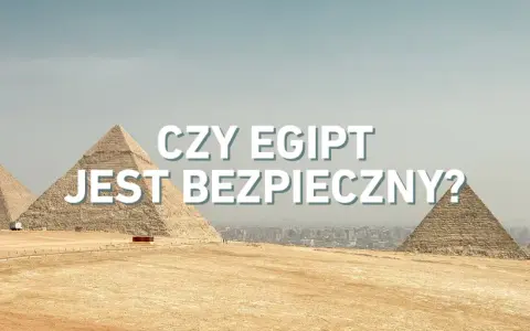 Piramidy w Gizie na tle miasta. Napis: "Czy w Egipcie jest teraz bezpiecznie?".