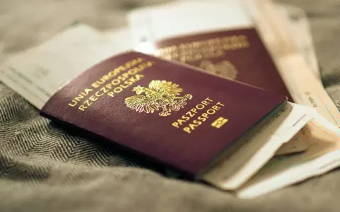 Polskie paszporty i dokumenty, które są potrzebne do odbioru paszportu.