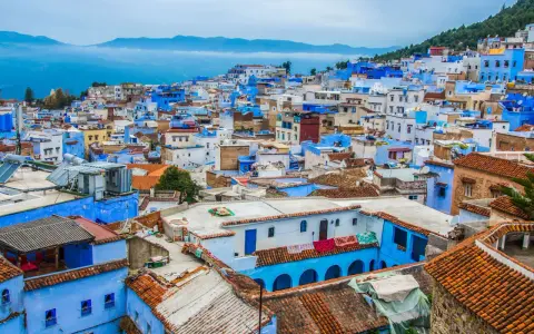 Niebieskie miasto Maroko, Chefchaouen, wznosi się na wzgórzu, tworząc malowniczy krajobraz.