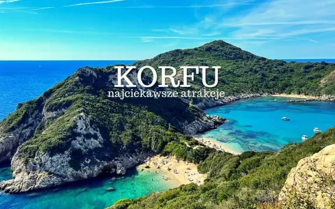 Widok na zatokę z krystalicznie czystą wodą i plażą. Idealne miejsce, by odkryć, co zobaczyć na Korfu.