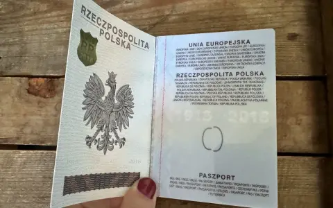 Otwarty polski paszport z godłem orła i tekstem w językach Unii Europejskiej.