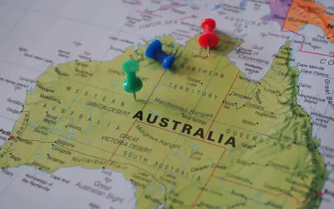 Trzy pinezki na mapie Australii. Czy do Australii potrzebna jest wiza? Sprawdź na mapie!