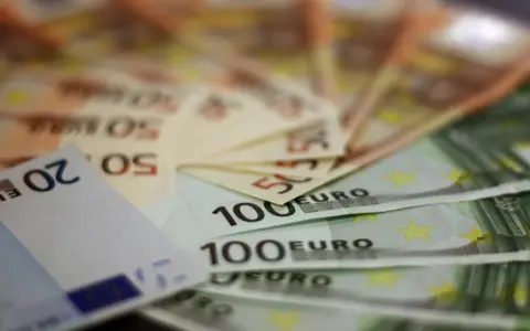 Euro banknoty, 20, 50 i 100 euro, gotowe na wakacje na Teneryfie. Teneryfa waluta to euro.