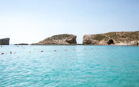 Ile trwa lot z Warszawy na Maltę? Odkryj zaskakujące fakty!