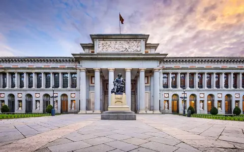 Przed imponującym muzeum w Madrycie, na placu z kamienną nawierzchnią, stoi pomnik artysty.