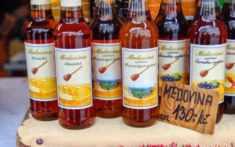 Butelki miodu pitnego (medoviny) - klasyczna, z czarnej porzeczki, z karpackich ziół. Warto kupić w Czechach!