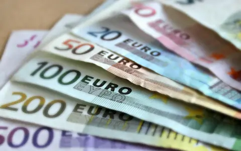 Banknoty euro: 50, 100, 200, 500. Idealne na wakacje w Chorwacji.