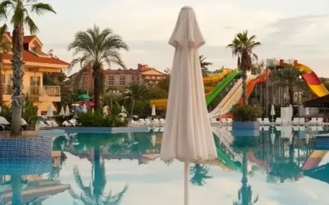 Czy biuro podróży może zmienić hotel? Poznaj swoje prawa i opcje