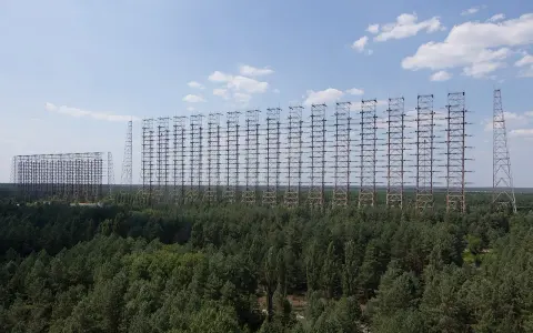 Gigantyczne anteny radarowe Duga, pozostałość po zimnej wojnie, górują nad lasem. Niezwykłe miejsce na wycieczkę do Czarnobyla.