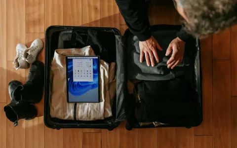 Pakowanie lot bagaż podręczny: tablet z systemem Windows, ubrania, buty.