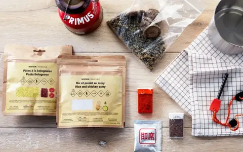 Co zabrać w góry? Gotowe dania Decathlon Forclaz: makaron po bolońsku, kurczak curry, mieszanka ryżu i przyprawy. Do tego kuchenka turystyczna i menażka.