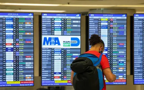 Ile trwa lot z Warszawy do Miami? Sprawdź, co wpływa na czas podróży
