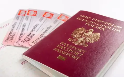 Polski paszport i kilka dowodów osobistych. Czy do Danii potrzebny jest paszport? Tak, jeśli nie jesteś obywatelem UE.
