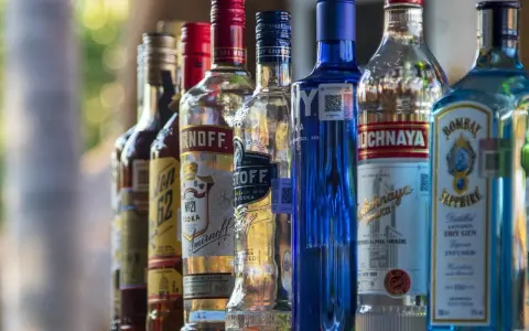 Rząd butelek alkoholu, w tym Smirnoff i Bombay Sapphire, sugeruje ceny alkoholu na Cyprze.
