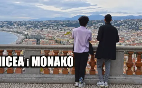Dwóch przyjaciół podziwia panoramę Nicei, największego miasta na Lazurowym Wybrzeżu, z widokiem na morze i góry.
