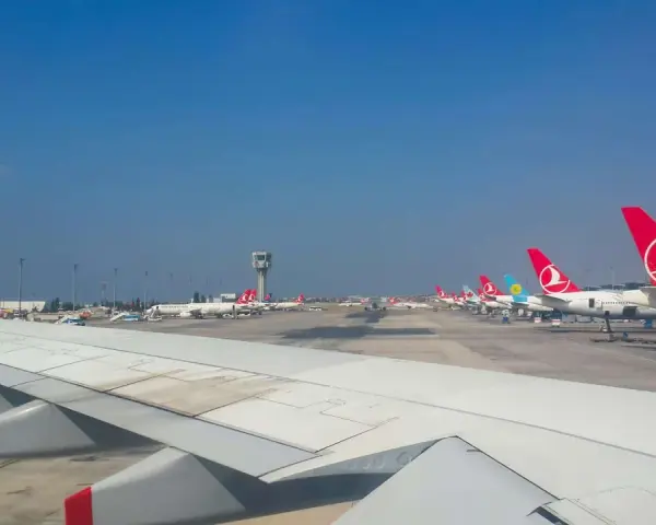 Samoloty Turkish Airlines na płycie lotniska, gotowe do odbioru bagażu pasażerów.