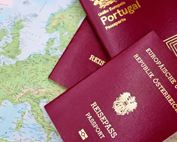 Paszporty Portugalii i Austrii leżą na mapie Europy. Planujesz podróż i zastanawiasz się, czy Bułgaria jest w Schengen?