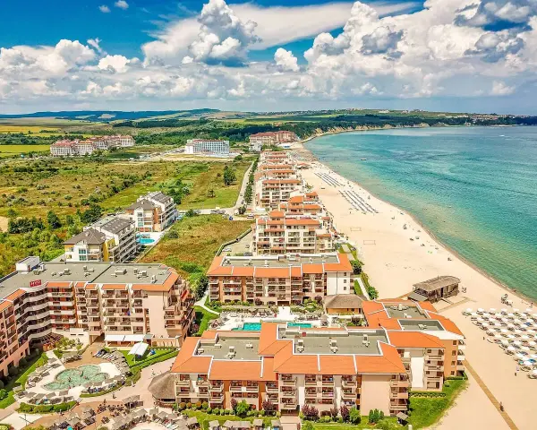 Widok na kurort nad Morzem Czarnym. Hotele i plaża z leżakami. Sprawdź ceny w Bułgarii na wakacje!