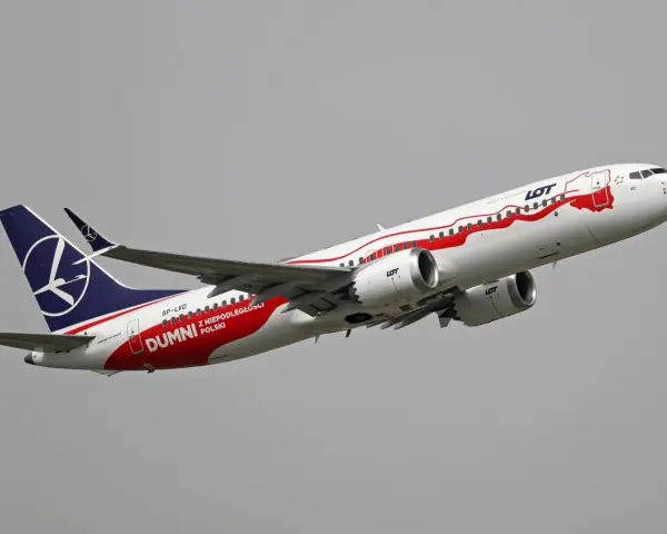 Boeing 737 MAX 8 linii LOT, z napisem "Dumni z Niepodległości Polski", wznosi się w powietrze.