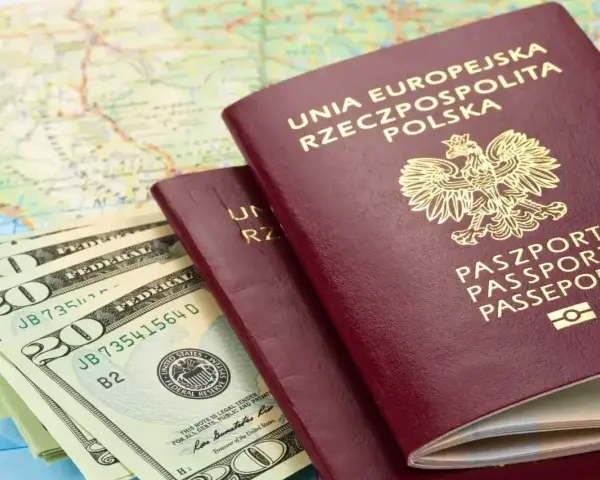 Dwa polskie paszporty i banknoty dolarowe na mapie. Planujesz podróż? Sprawdź, czy do Serbii potrzebny jest paszport.