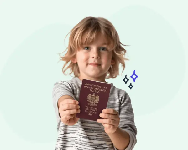 Uśmiechnięty chłopiec trzyma polski paszport. Teraz łatwo wyrobisz paszport dla dziecka online.