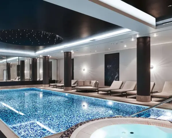 Basen i jacuzzi w Radisson Collection Hotel Warsaw. Relaks w nowoczesnym spa z leżakami i gwiazdami na suficie.