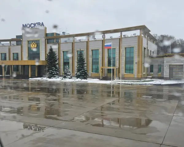 Budynek z napisem "MOCKBA" i godłem Rosji, otoczony śniegiem i kałużami. To trzeci port lotniczy Moskwy.
