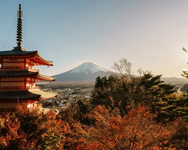 Piękna pagoda i góra Fudżi. Zastanawiasz się, czy do Japonii potrzebna jest wiza? Sprawdź przed podróżą!
