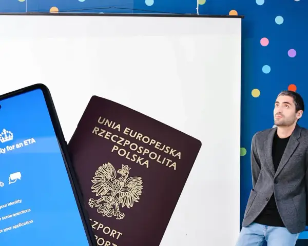 Mężczyzna zastanawia się, ile kosztuje ETA do UK. Obok polski paszport i telefon z instrukcją aplikacji.