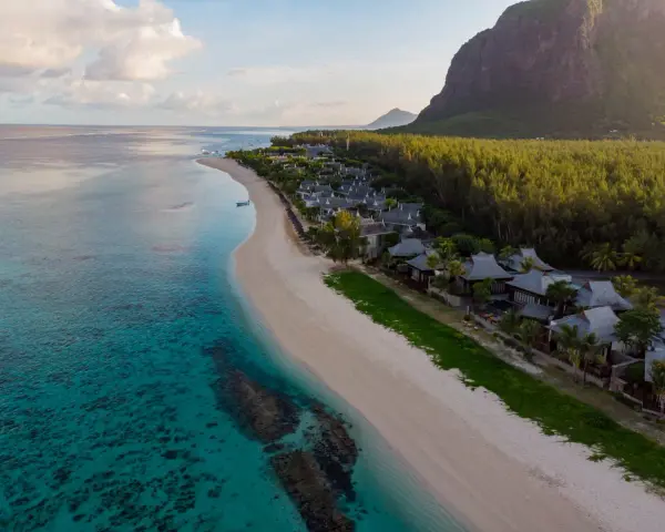 Rajska plaża z turkusową wodą, luksusowe wille i góra Le Morne. Marzysz o podróży? Sprawdź, ile się leci na Mauritius!