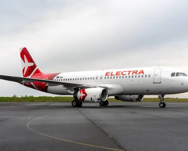 Samolot Electra Airways na płycie lotniska. Czekam na mój bagaż po podróży.