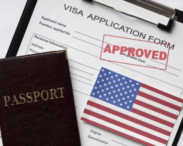 Paszport i formularz wizowy do USA z pieczątką "APPROVED". Marzenie o podróży do Ameryki staje się rzeczywistością!