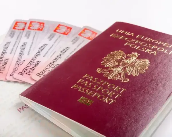 Polski paszport i kilka dowodów osobistych. Czy do Czech potrzebny jest paszport? W obrębie UE zazwyczaj wystarczy dowód.