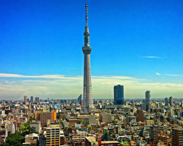 Wieżowiec Tokyo Skytree góruje nad rozległym miastem, które mogłoby uchodzić za najwieksze miasto na swiecie.