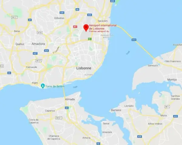 Mapa pokazuje lotniska w Portugalii, ze szczególnym uwzględnieniem międzynarodowego lotniska w Lizbonie.