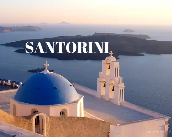 Santorini wakacje: błękitna kopuła kościoła i biała dzwonnica na tle morza i wysp. Idealne miejsce na niezapomniany urlop.