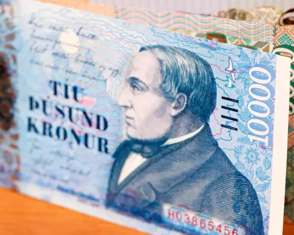 Islandzka waluta: banknot 10 000 koron z wizerunkiem mężczyzny w garniturze.