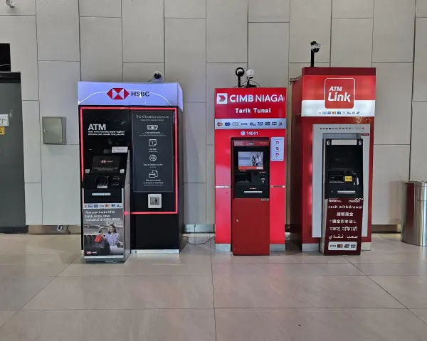 Cztery bankomaty: HSBC, CIMB NIAGA, ATM Link i jeden z napisem "mandiri" oferują wypłatę gotówki, czyli transakcje w indonezyjskiej walucie.